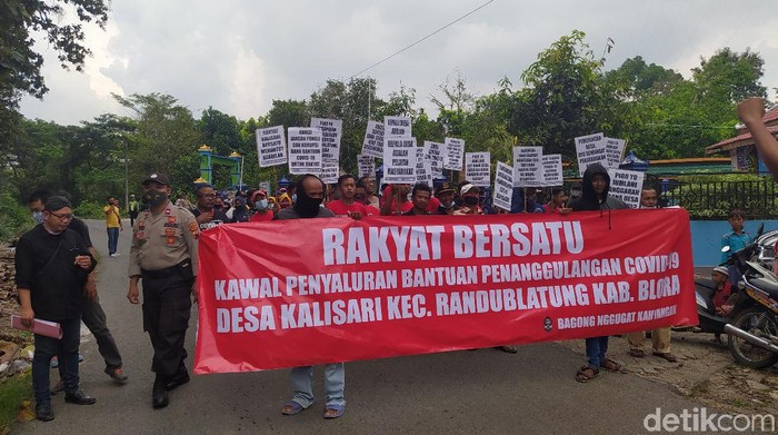 Para petani di pinggir hutan desa di Blora tuntut transparansi bansos Corona