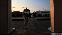 Saat ini Pemprov DKI Jakarta masih melihat situasi dan kondisi terlebih dahulu jumlah kasus COVID-19 di Jakarta. 