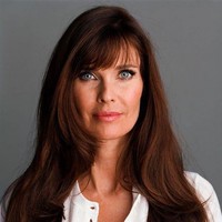 Mantan supermodel Carol Alt jadi sensasi setelah mengunggah foto dirinya pose topless atau tanpa busana atasan di Instagram. Foto: Instagram/@modelcarolalt