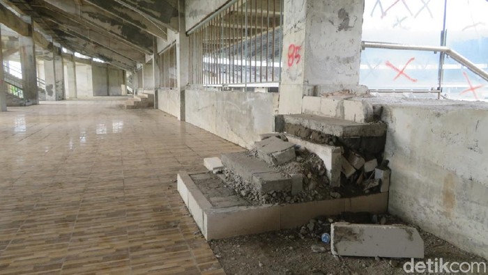 Stadion Barombong yang terbengkalai.