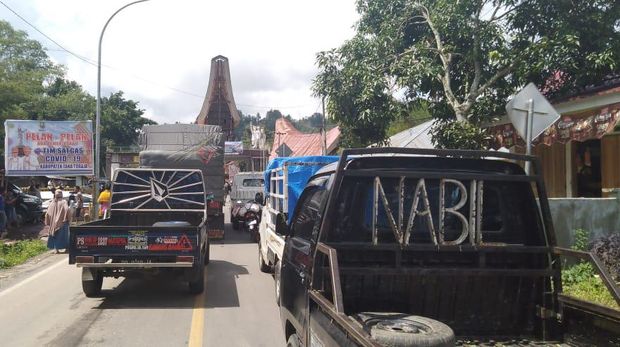 Pedagang tertahan di perbatasan Enrekang-Tana Toraja (dok. Istimewa).