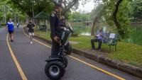 Petugas kepolisian pun melakukan patroli ke sejumlah ruang publik untuk mengimbau masyarakat agar mematuhi protokol kesehatan seperti memakai masker dan menerapkan physical distancing atau jaga jarak saat beraktivitas. AP Photo/Gemunu Amarasinghe.