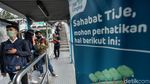 Penampakan Antrean Penumpang di Halte Bus TransJ