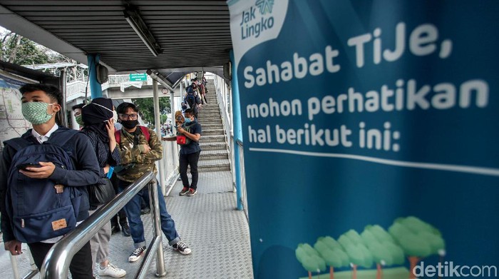 Antrean penumpang bus TransJakarta terlihat di Halte Gatot Subroto. Antrean itu disebabkan oleh warga yang kembali beraktivitas jelang penerapan new normal.