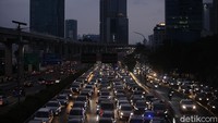 Bahkan, dibeberapa ruas jalan Ibu Kota sejak pagi juga sudah mulai terlihat dipadati oleh kendaraan roda dua taupun roda empat. 