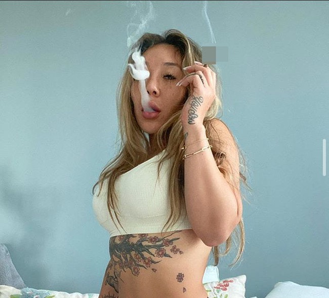 Di Los Angeles, ganja telah dilegalkan, hal tersebut membuat Sewkey terang-terangan menggunakan platform Instagram untuk menunjukkan cintanya pada ganja. Rokok ganja yang dihisapnya itu pun jadi sumber keuangan baginya. Foto: Instagram