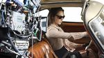 Potret Si Cantik Gal Gadot Beraksi dengan Jaguar Hingga Truk