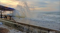 Gelombang laut sudah menghantam tanggul dan masuk ke ruas jalan di Pantai dari Kota Pekalongan. Bahkan gelombang pasang kali ini, dikatakan lebih besar dari hari-hari sebelumnya.