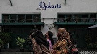 Para pejalan kaki yang melintas terlihat mengenakan masker.