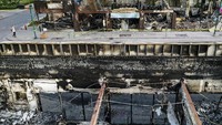 Saat kericuhan terjadi beberapa gedung dibakar massa.