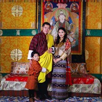 Raja Jigme Khesar Namgyel Wangchuck menikahi Jetsun Pema pada Oktober 2011. Pada saat itu pernikahan mereka menjadi atensi karena Jetsun baru berusia 21 tahun. Jetsun Pema menempuh pendidikan di Regents College, London, Inggris sebelum menikahi sang raja. Ia mengambil prodi psikologi dan sejarah seni di sana. Foto: Instagram @queenjetsunpema