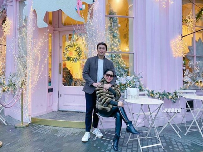 Tas Hermes yang terbuat dari kulit buaya ini juga dipakai Syahrini saat berbulan madu ke London, Inggris bersama Reino Barack. Foto: Instagram @ princessyahrini
