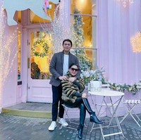 Tas Hermes yang terbuat dari kulit buaya ini juga dipakai Syahrini saat berbulan madu ke London, Inggris bersama Reino Barack. Foto: Instagram @ princessyahrini