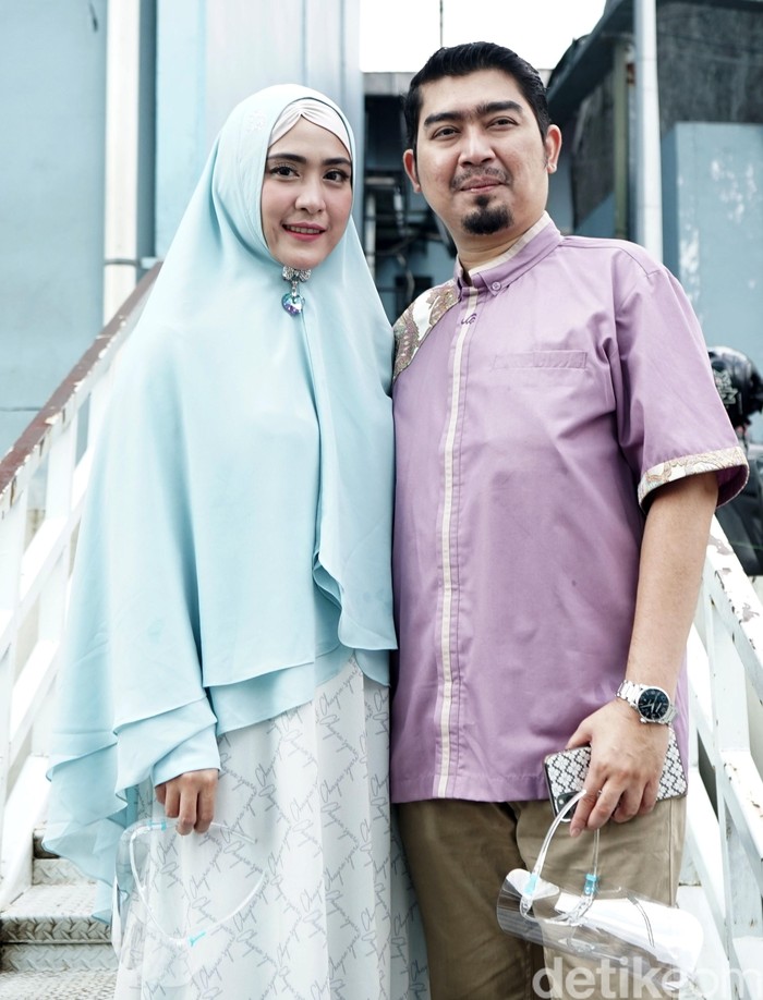 Ustaz Solmed dan April Jasmine Ustaz Solmed dan April Jasmine saat ditemui di kawasan Trans TV.