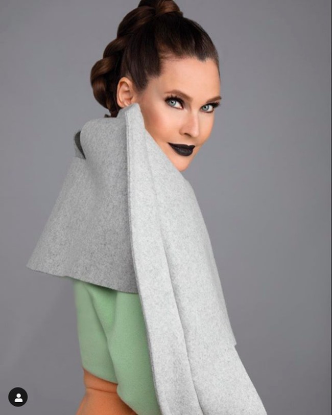 Minggu lalu majalah tentang fitnes dan olahraga tersebut menantang follower-nya di Instagram untuk membuat ulang foto sampul favorit mereka sepanjang Sports Illustrated terbit sejak 1954. Foto: Instagram/@modelcarolalt