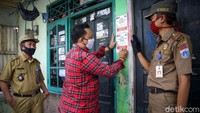 Lurah Duren Tiga Muhammad Mursid ketika dihubungi detikcom, Selasa (2/6/2020) mengatakan merazia orang-orang yang pulang kampung berdasarkan keterangan dari warga, RW, dan gugus tugas. Tindak lanjut berupa pemasangan stiker.