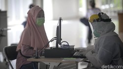 Kabar baik bagi warga Depok. Rumah Sakit Universitas Indonesia (RSUI) memberikan layanan swab test PCR virus Corona tanpa biaya alias gratis untuk warga Depok.