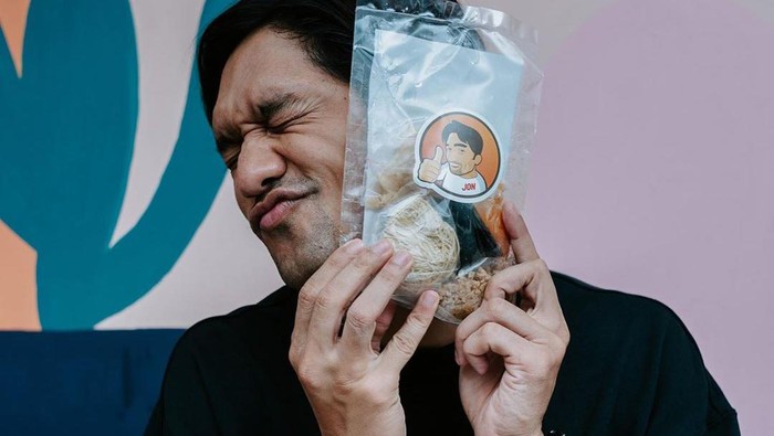 Artis jualan paket makanan siap santap