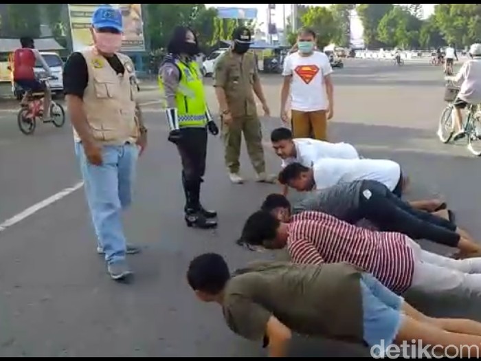 Warga pelanggar protokol kesehatan di Kota Tegal disanksi push up, Selasa (2/6/2020).