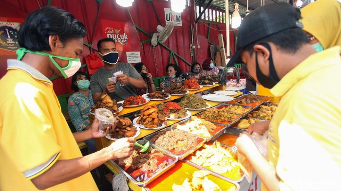 Pedagang nasi kapau Kramat, Jakarta kembali beraktivitas di tengah pandemi. Dengan desain baru usai direnovasi, kini mereka juga beradaptasi dengan aturan baru.
