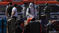 Sesampainya di dermaga, tim satgas langsung melakukan penyemprotan disinfektan baik terhadap tubuh maupun barang bawaan para ABK.