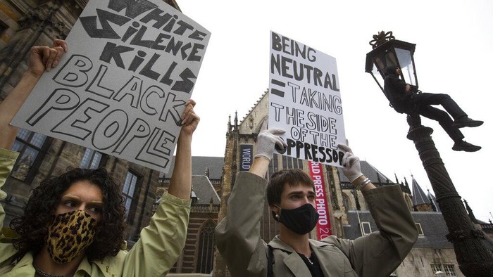 Aksi demo atas kematian George Floyd terus menyebar ke penjuru dunia. Kali ini aksi memprotes kematian pria kulit hitam itu digelar di Amsterdam, Belanda.