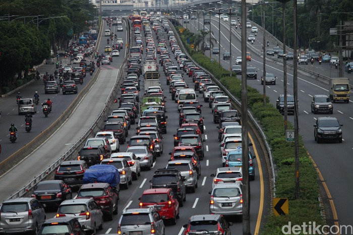 Meski masih tersisa 2 hari lagi PSBB di DKI Jakarta yang akan segera berakhir, kondisi jalanan Ibu Kota sudah terlihat padat dan kembali Macet. Ini potretnya.