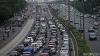 Pantauan detikcom, sore ini kemacetan sudah kembali terjadi di Jalan Gatot Subroto arah Cawang. Sebaliknya, Jalan tol Gatot Subroto arah Pancoran terlihat lancar dan lengang.