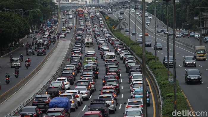 Meski masih tersisa 2 hari lagi PSBB di DKI Jakarta yang akan segera berakhir, kondisi jalanan Ibu Kota sudah terlihat padat dan kembali Macet. Ini potretnya.
