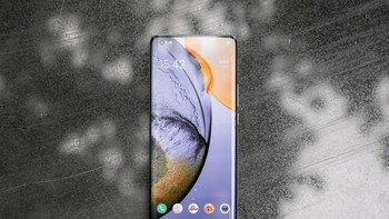 Disertakan baterai berdaya tampung 4.315 mAh dengan pengisian cepat 33W. Foto: Sina Mobile