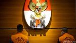 Penampakan Nurhadi Berompi Oranye dan Diborgol