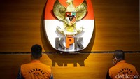Dua tersangka Nurhadi dan Rezky turut dihadirkan dalam konpers tersebut. Kedua tersangka terlihat berdiri menghadap ke dinding dengan memakai rompi tahanan. Tak lama kemudian, kedua tersangka dikembalikan ke ruang pemeriksaan.