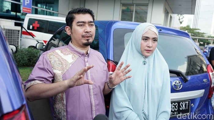 Ustaz Solmed dan April Jasmine saat ditemui di kawasan Trans TV.
