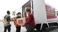 Bantuan itu diantar langsung oleh Staf Khusus Kepala BIN Mayjen TNI Dr Suyanto beserta jajarannya dengan menggunakan mobil. Perjalanan tersebut memakan waktu selama 10 jam dari Jakarta menuju Surabaya. Selain itu, wali kota perempuan pertama di Surabaya ini mengungkapkan bahwa semua bantuan itu dapat meringankan beban warganya. Foto: dok. Pemkot Surabaya