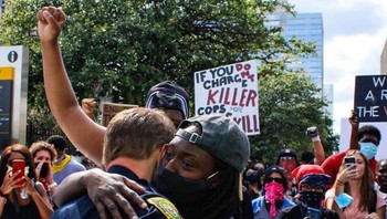 Ini bukan tentang kulit putih vs kulit hitam, kaya vs miskin, polisi vs warga sipil, ini adalah tentang semua orang yang melawan rasisme. Foto: via Bored Panda