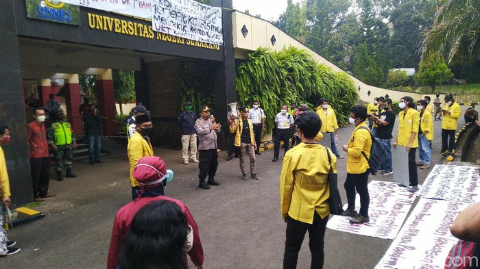 Demo mahasiswa Unnes tuntut pengembalian UKT