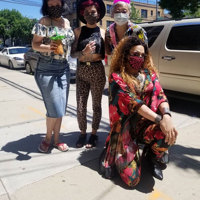 Pelanggan yang menyewa jasa waria sebagai pengantar makanannya juga akan mendapatkan hiburan berupa penampilan spesial dari drag queen tersebut. Pelanggan bisa memilih lagu apa yang diinginkannya untuk dibawakan oleh sang drag queen. Foto: Instagram Frescos Cantina