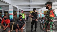 Petugas gabungan memberikan imbauan terkait protokol kesehatan kepada penumpang di Terminal Penumpang Pelabuhan Tanjung Priok.