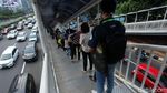 Penampakan Antrean Penumpang di Halte Bus TransJ