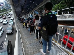 Bila Motor Kena Ganjil Genap, TransJ Diminta Perbanyak Bus-Perluas Halte