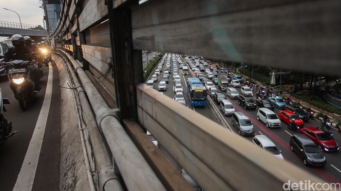 Meski masih tersisa 2 hari lagi PSBB di DKI Jakarta yang akan segera berakhir, kondisi jalanan Ibu Kota sudah terlihat padat dan kembali Macet. Ini potretnya.
