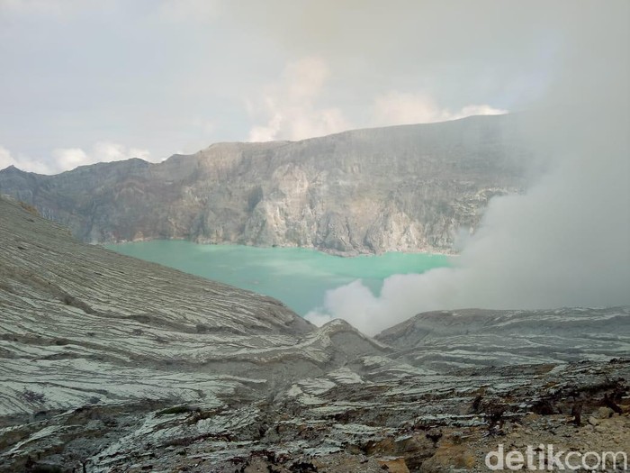 Ada dua penyebab terjadinya gelombang tsunami di Danau Kawah Ijen menurut Pusat Vulkanologi dan Mitigasi Bencana Geologi (PVMBG). Yakni karena adanya pertemuan suhu berbeda serta terjadinya longsoran.