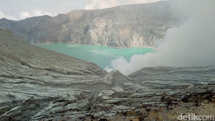 Ada dua penyebab terjadinya gelombang tsunami di Danau Kawah Ijen menurut Pusat Vulkanologi dan Mitigasi Bencana Geologi (PVMBG). Yakni karena adanya pertemuan suhu berbeda serta terjadinya longsoran.