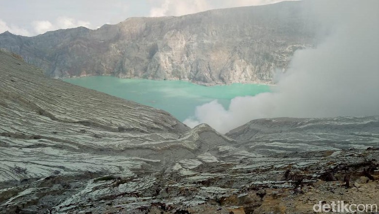 Kawah Ijen Ada dua penyebab terjadinya gelombang tsunami di Danau Kawah Ijen menurut Pusat Vulkanologi dan Mitigasi Bencana Geologi (PVMBG). Yakni karena adanya pertemuan suhu berbeda serta terjadinya longsoran.