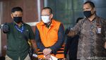 Penampakan Nurhadi Berompi Oranye dan Diborgol