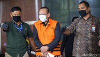 Begini penampakan Nurhadi yang tampil berompi oranye dan diborgol saat KPK menggelar jumpa pers.
