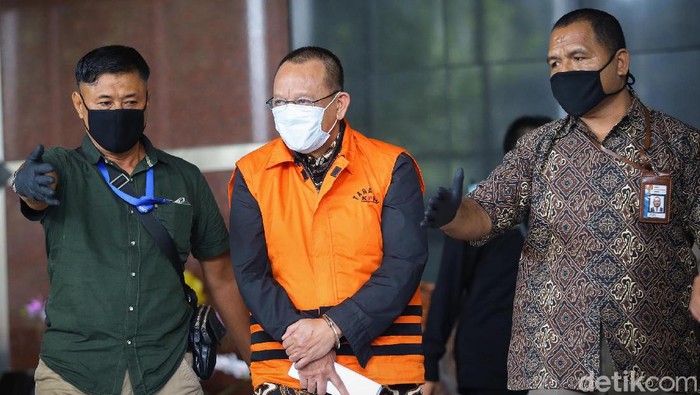 Penampakan Nurhadi Berompi Oranye dan Diborgol KPK mengumumkan penangkapan tersangka kasus suap-gratifikasi Rp 46 miliar, eks Sekretaris Mahkamah Agung (MA) Nurhadi dan menantunya, Rezky Herbiyono.