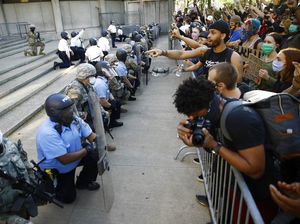 KJRI: Massa Unjuk Rasa di Balai Kota Chicago, Ada Perusakan-Penjarahan