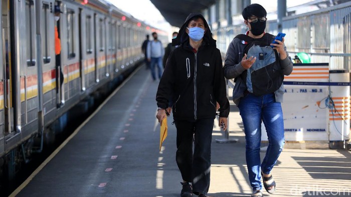 Jawa Barat bersiap menerapkan fase kenormalan baru. Protokol ini akan diterapkan di transportasi publik. Begini kondisi di gerbong KRL jelang new normal.