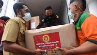 Hampir empat hari ini BIN ikut membantu dalam menyelesaikan COVID-19 di Kota Pahlawan itu mulai dari rapid test hingga penyerahan bantuan APD hingga masker untuk warga Surabaya. Foto: dok. Pemkot Surabaya